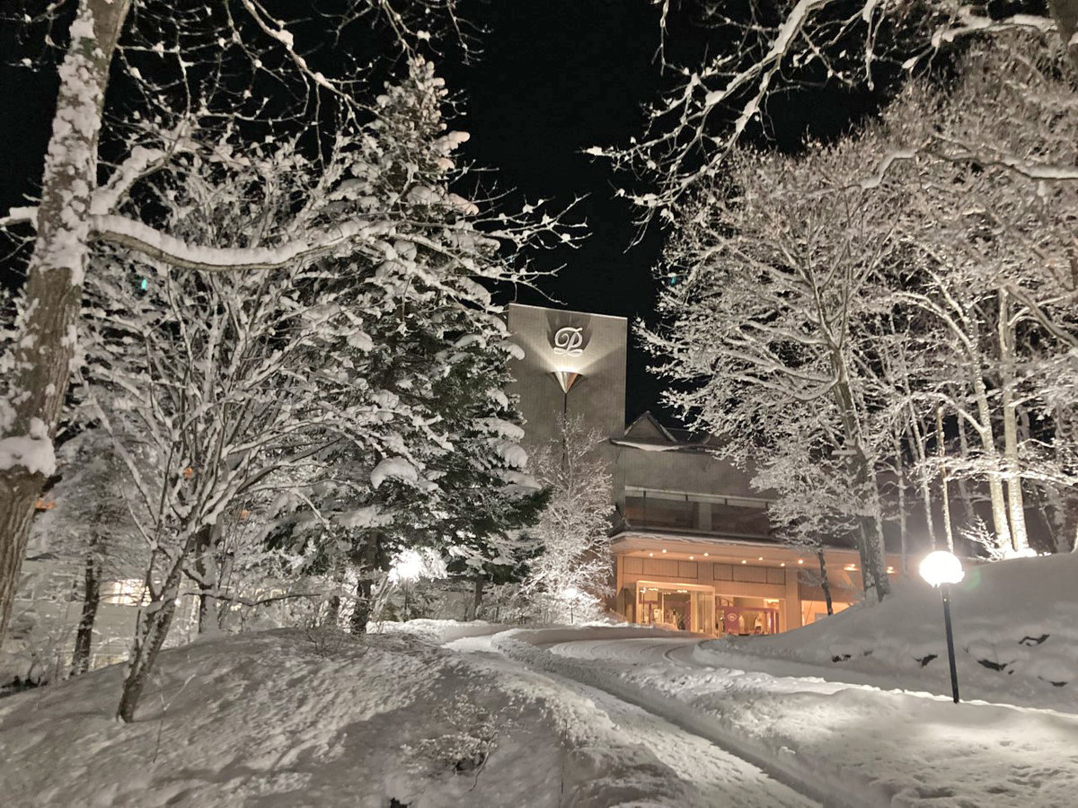 【外観】木々に積もった雪がホテルの灯に照らされた様子。