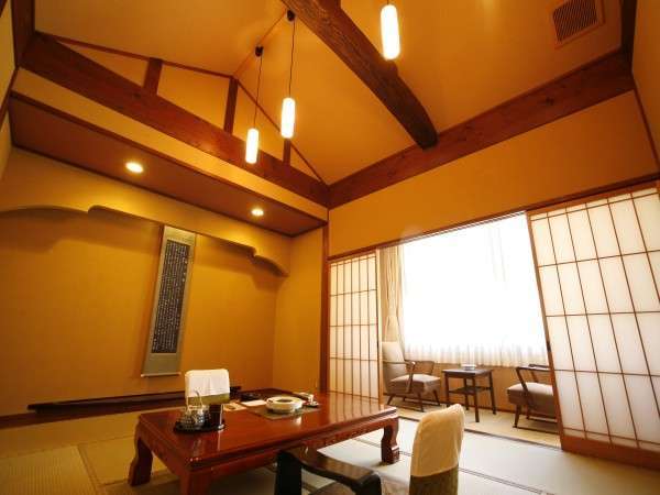 天井が高く広々とした和室１０畳の人気のお部屋です。