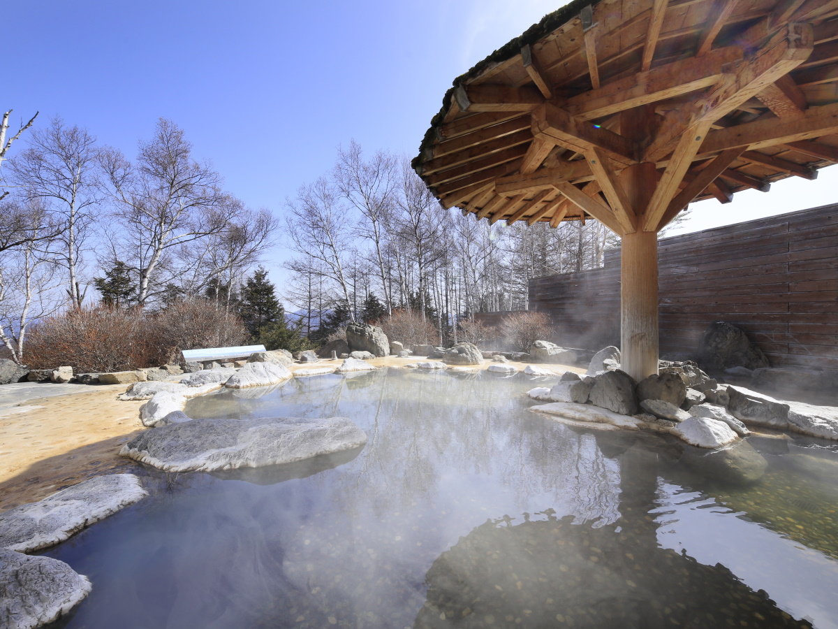 【別棟温泉「星空の湯りえっくす」】浅間山や松原湖高原の大自然を眺めながら贅沢な湯浴みを(石のお風呂)
