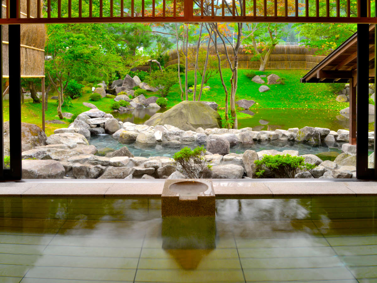 ■蛍あかりの湯■内湯から美しい日本庭園と露天風呂を望む景色は美しいと評判です。