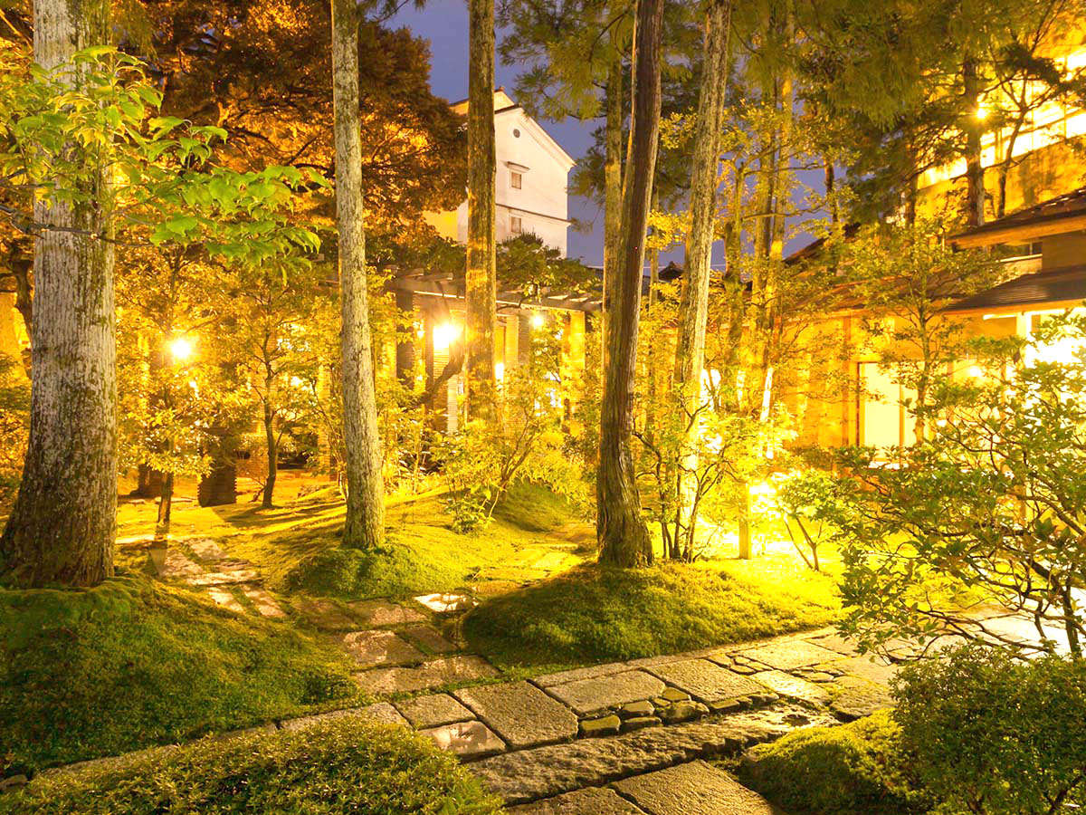 苔が美しい小堀遠州ゆかりの日本庭園。夜はライトアップされ散策もできます。