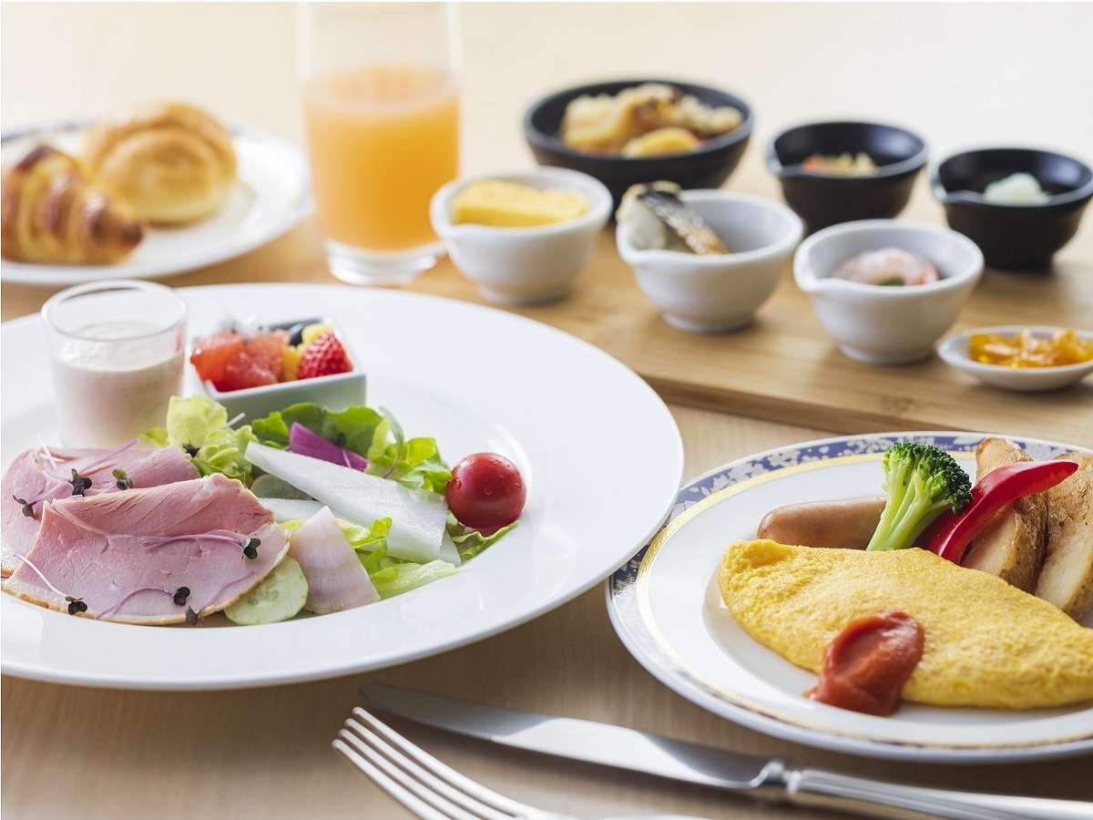 鎌倉ハムや色とりどりの野菜、スムージー、フルーツなどを洋食プレートでご用意しております。