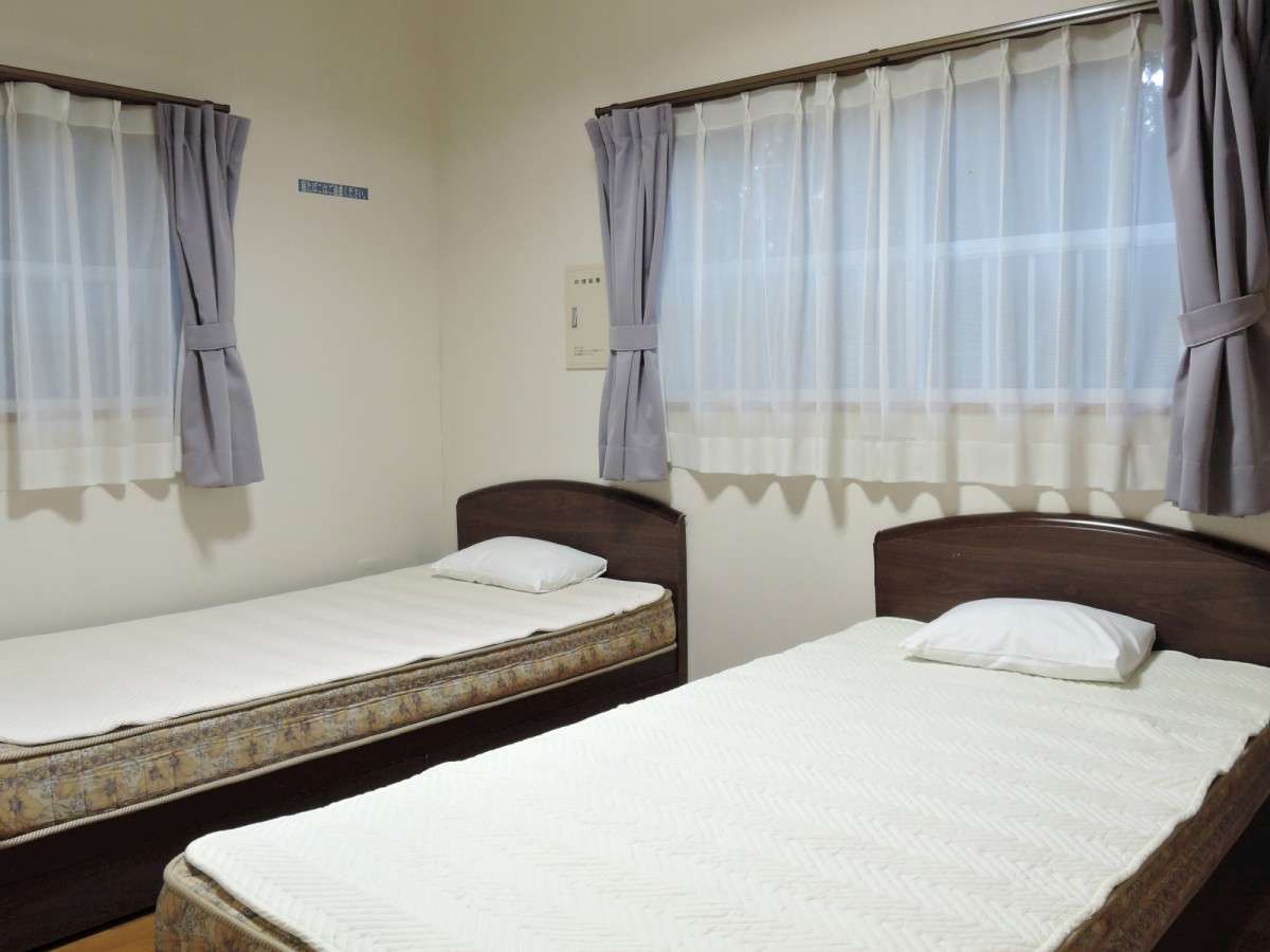 *客室一例／2階洋室は約6畳。こちらのツインベッドまたは1階和室のお布団でおやすみください。