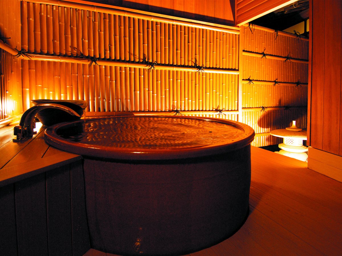 客室露天風呂一例 源泉を引き込んだ陶器製の露天風呂はいかがでしょう?【朝陽】