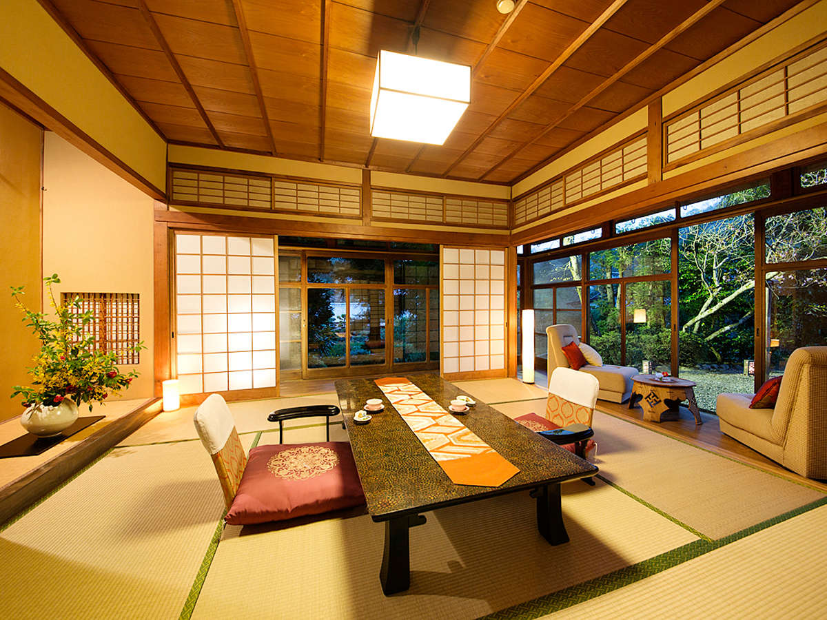 【泉灘の間-IZUMINADA-】『たおやかな時』を刻む、一番人気の“庭園側客室”