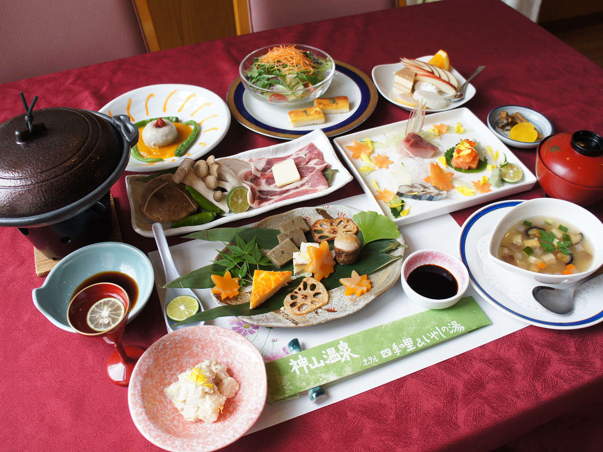 神山の恵み山彩膳（9品）リゾート性と季節感あふれる和食コースです。神山の恵みをご堪能ください。