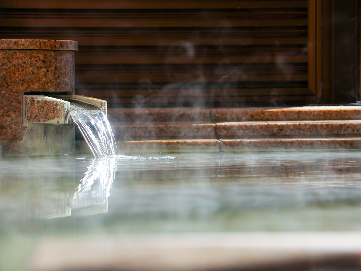 #女湯　内湯も露天も天然温泉　24時間いつでも月岡のお湯をお楽しみいただけます