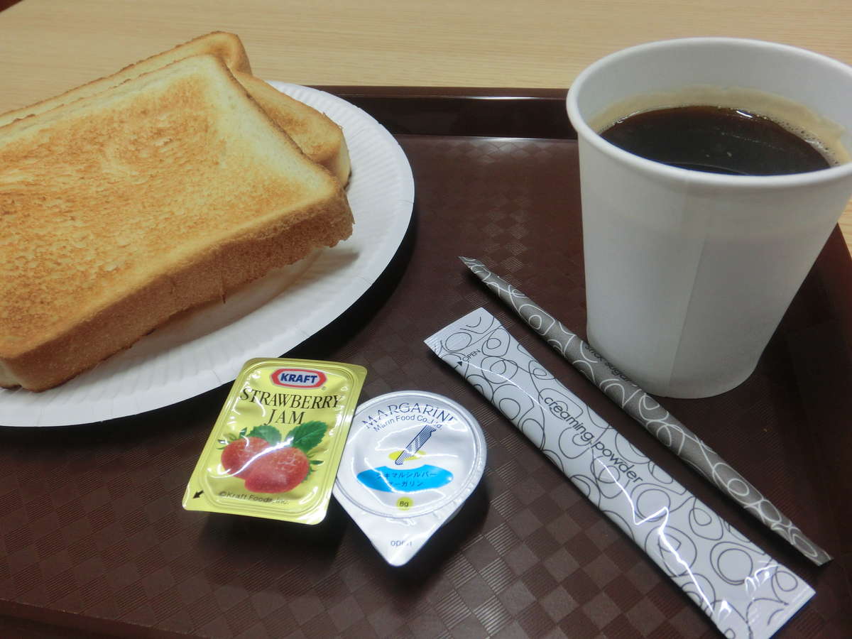 『軽朝食無料』食パン、インスタントコーヒー、紅茶のセルフサービスとなっております。