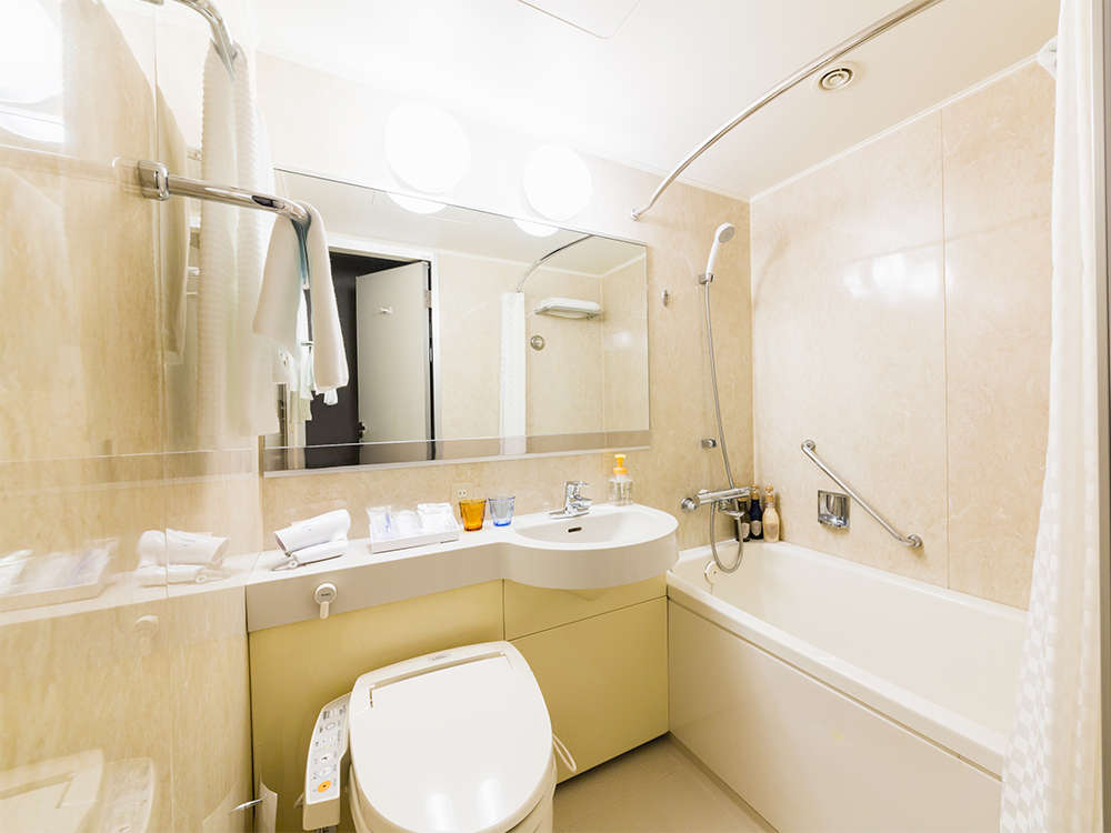 【風呂】バスルーム　シングルルーム・ダブルルーム・ツインルームはユニットバスをご用意しております。