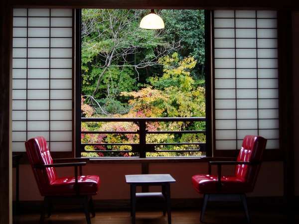 湯本荘の客室は全室川沿い。四季折々の風景が愉しめる。