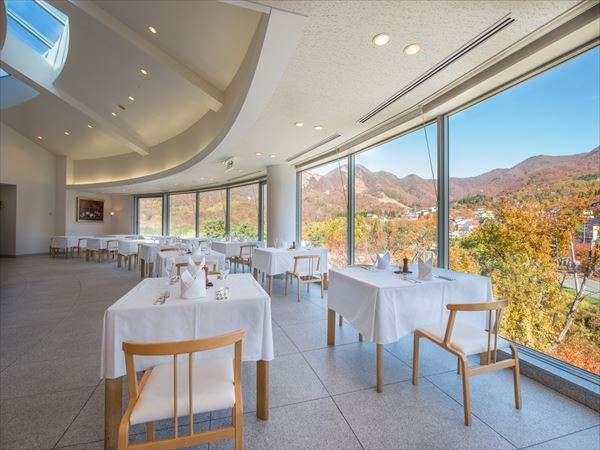 【山景を眺めるメインレストラン】紅葉の時期はまさに絶景。美しい景色を眺める食事は記憶に残る時間です