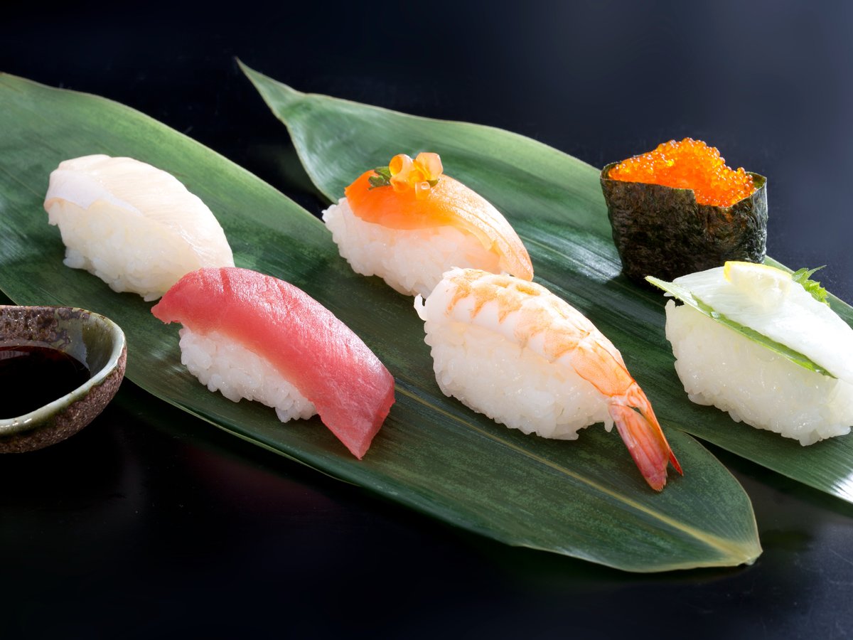 【にぎり処　結び】目の前で職人が握る寿司処。新鮮なネタをお楽しみください。