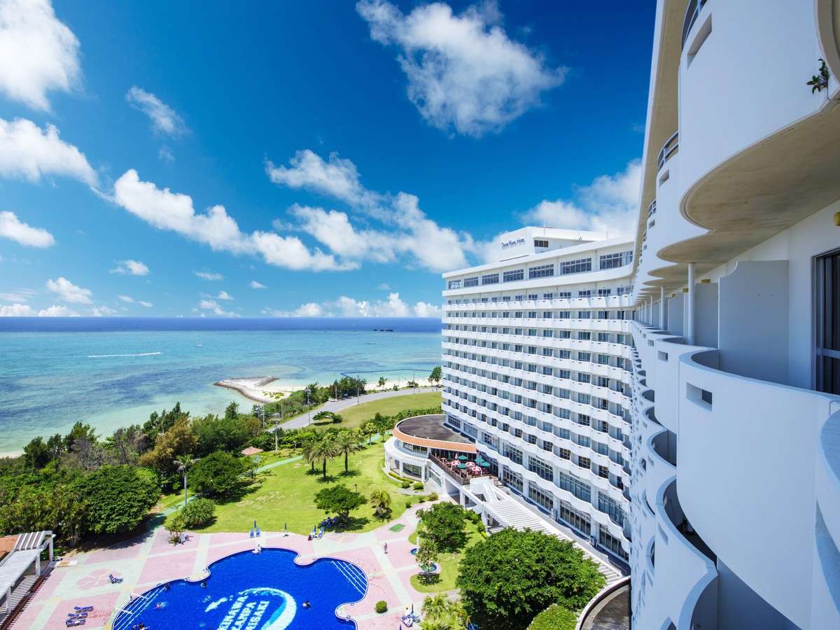 青い空、海に染まる沖縄リゾート