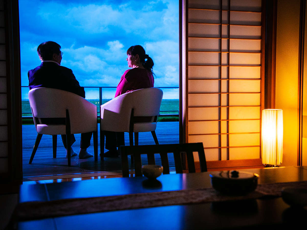 【客室イメージ】 太平洋を一望できるテラス。雄大な佳景を、ふたりで眺める静かなひととき――。