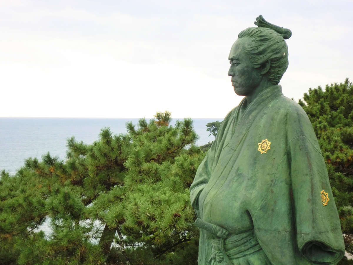 ≪太平洋をみつめる桂浜の龍馬像≫桂浜公園には坂本龍馬記念館もあります。