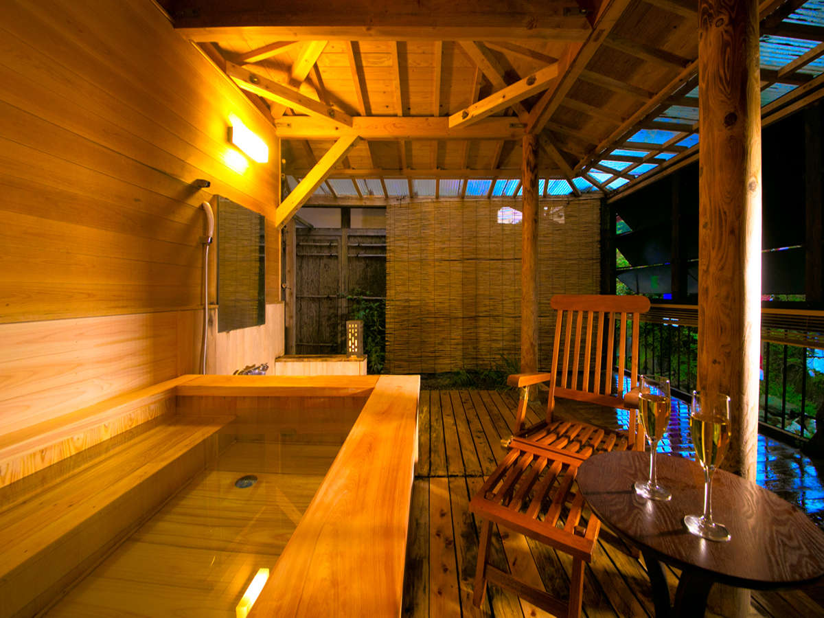 客室露天風呂では眼下に犬鳴川を望み専用ウッドデッキとゆったりした檜の浴槽が特徴です