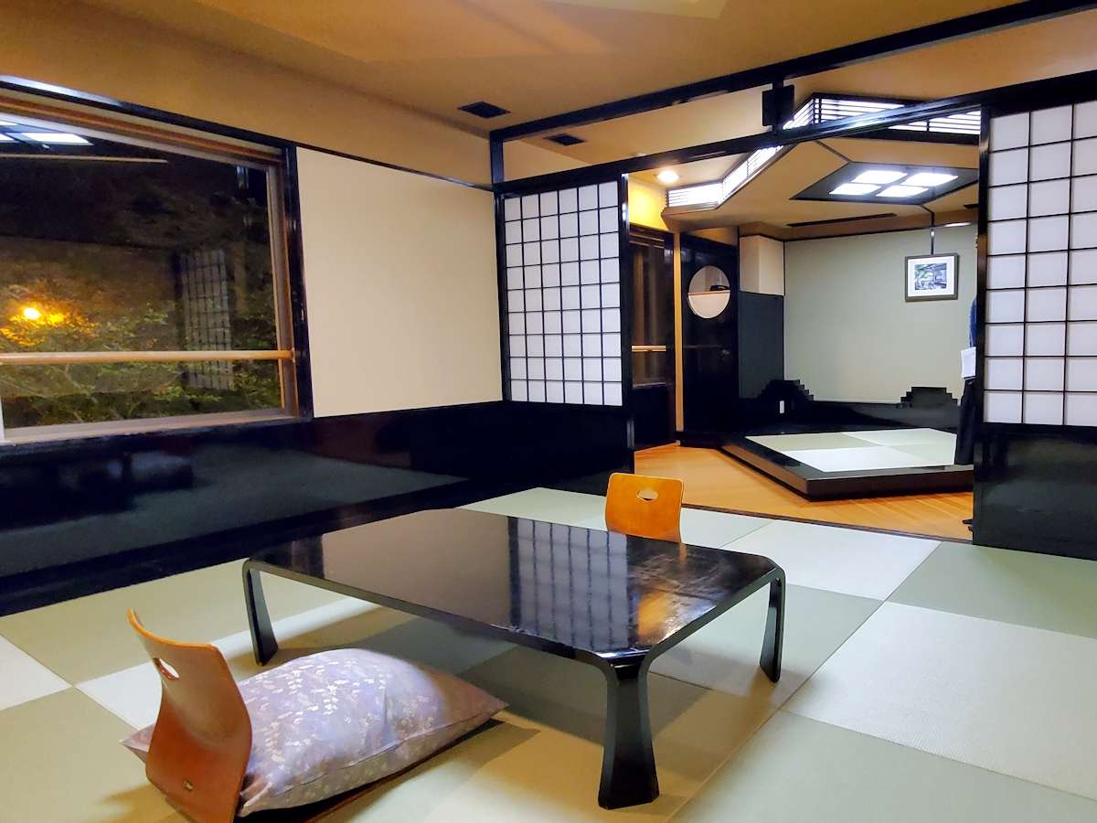 【部屋】禁煙特別客室→10畳＋寛げるテーブルスペースのお部屋です。バストイレ付で快適な滞在ができます。