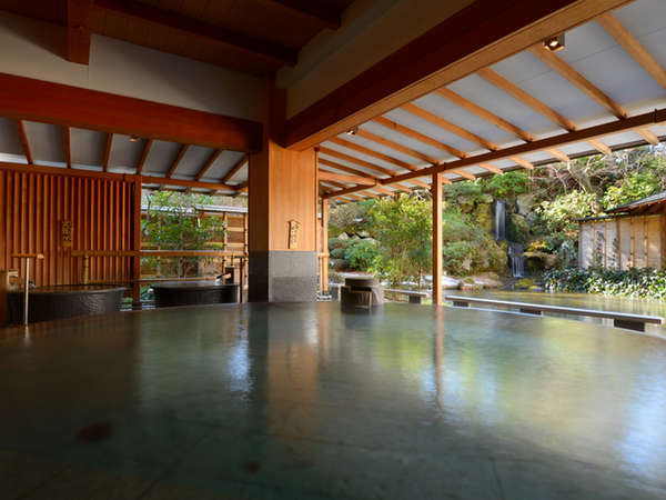 日本庭園と滝を眺めながら寛げる水心鏡『満月風呂』