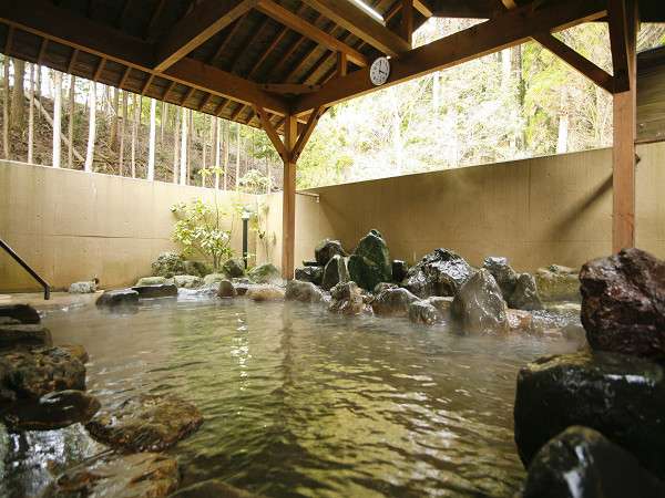 須賀谷温泉にゆっくりつかれる大浴場の露天風呂