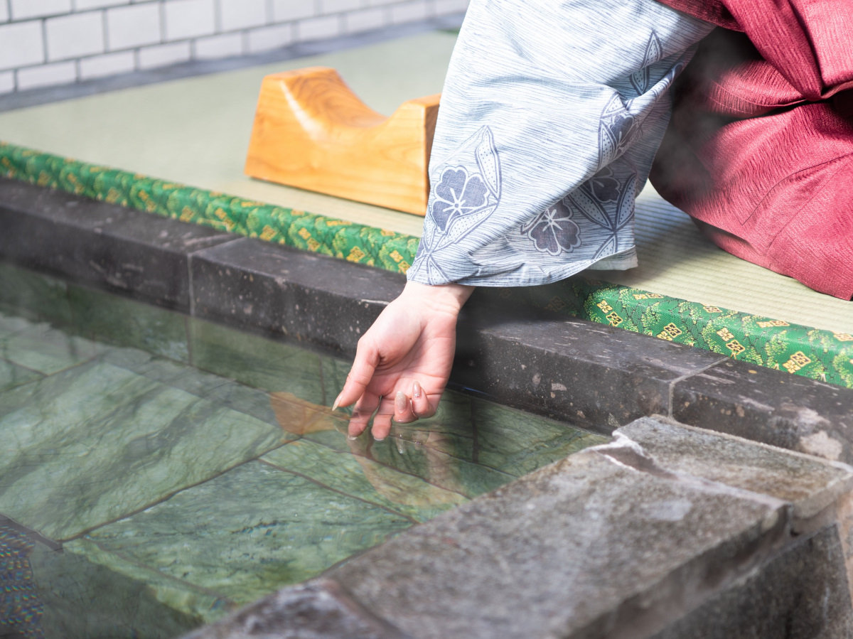 心と身体のバランスを整え、癒しと健康をもたらすとされる天照石をふんだんに使用した温泉です。