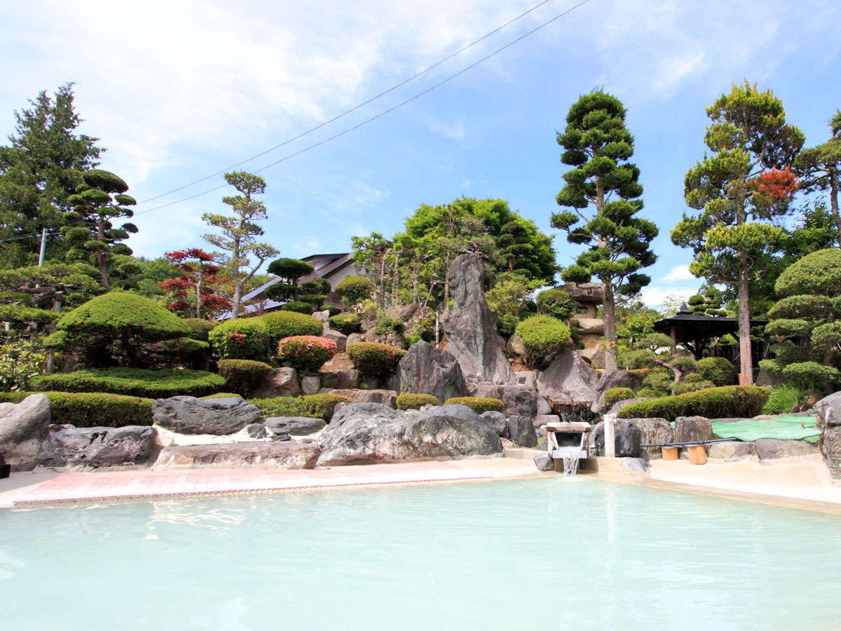 *温泉大浴場（男湯）／青空の下、庭園風景を眺めながら源泉掛け流しの温泉をお楽しみ頂けます。