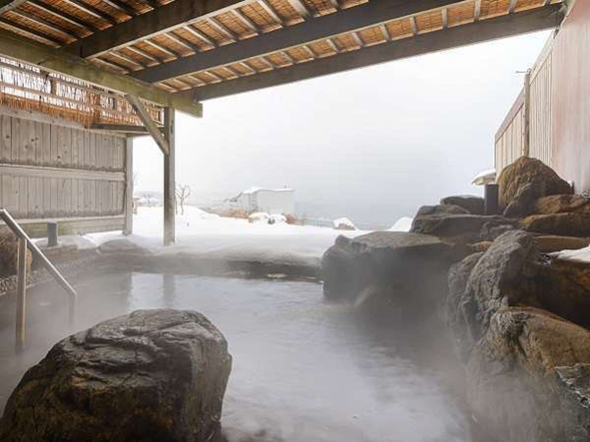 ［和風露天風呂］日本海を望む雪見の露天風呂