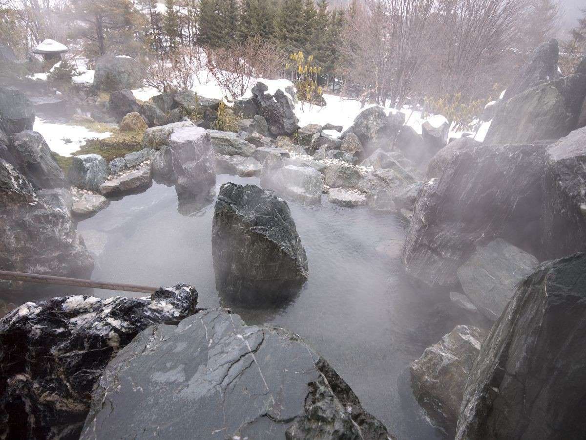 大浴場／岩造りの露天風呂！自家源泉から引く温泉は「美肌湯」とも呼ばれる。