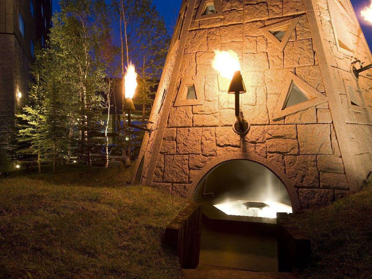 モニュメント＆足湯／北方民族のテント住居をイメージした「火焔の塔」。塔内部には無料の足湯が