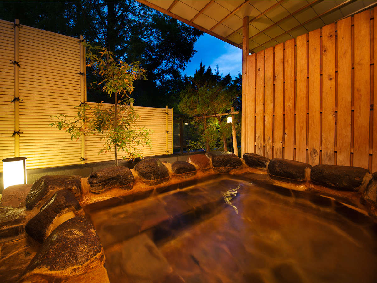 【新館鳳凰・特別室　浴室一例】庭から引かれた源泉で、内風呂で体を温めてから露天風呂にお入り頂けます