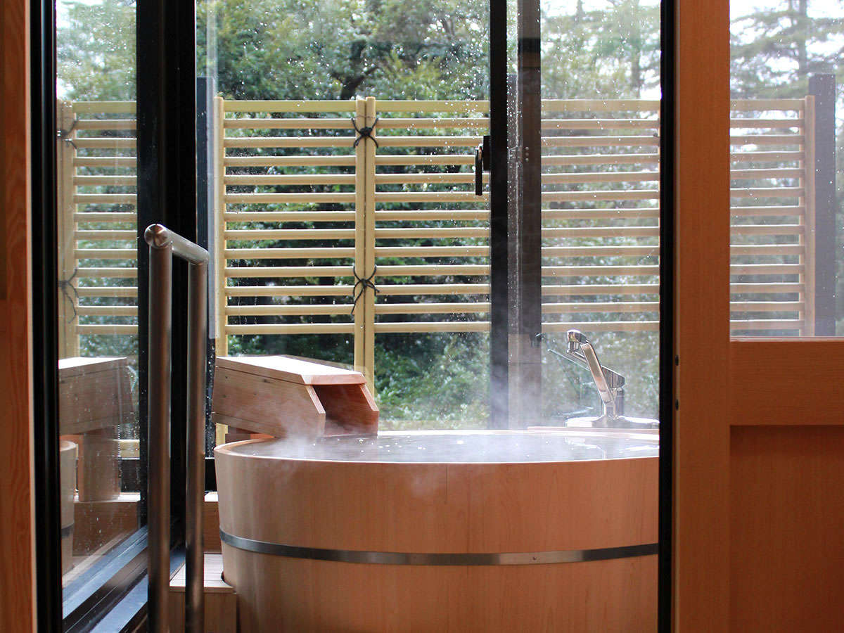 温泉付き瑞雲和室一例／半露天のひのき風呂