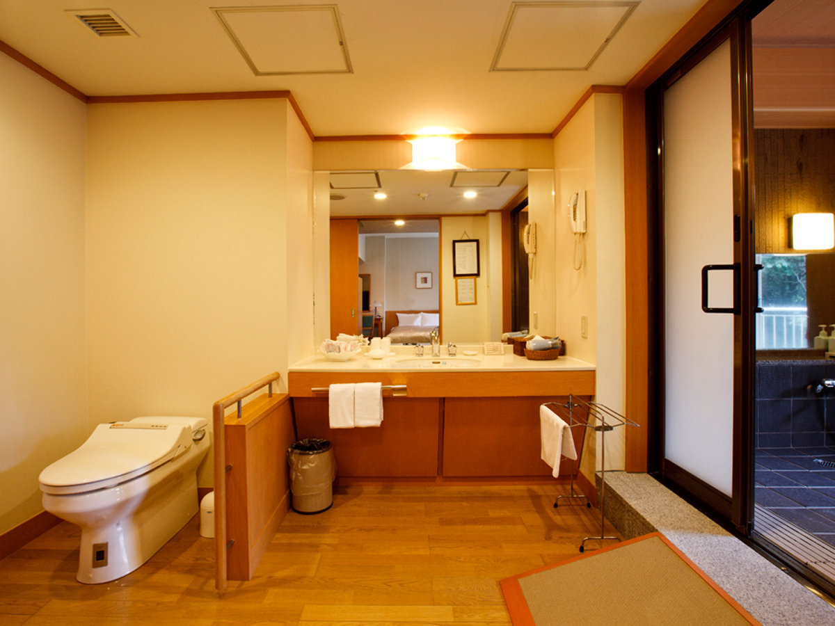 箱根【湯本富士屋ホテル】温泉付きスーペリアツインの401号室（バリアフリー対応）トイレ