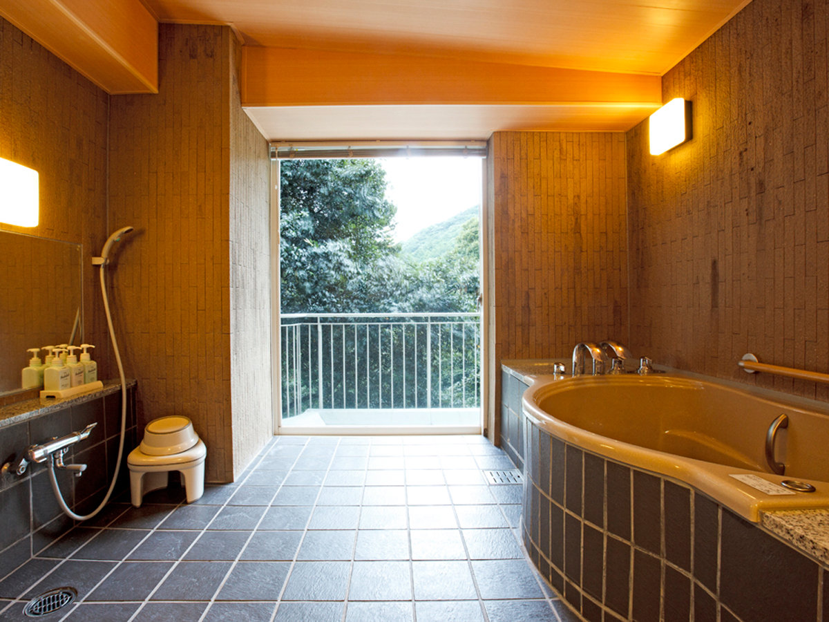 箱根【湯本富士屋ホテル】温泉付きスーペリアツインの401号室（バリアフリー対応）客室温泉風呂