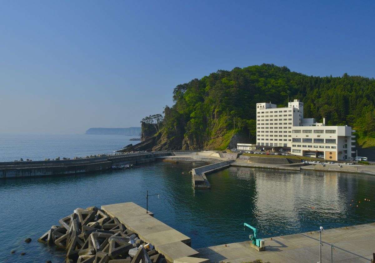 紺碧の海と白亜紀断層を眺め、自然のハーモニーで日々の疲れ癒す海辺のホテルです。