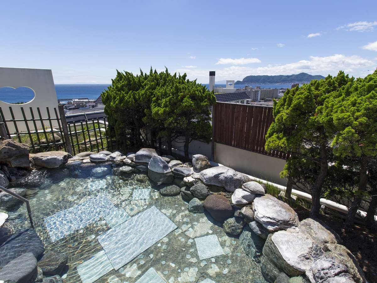 露天風呂（女性側）天気の良い日は函館山と津軽海峡を眺めながら入浴できます。