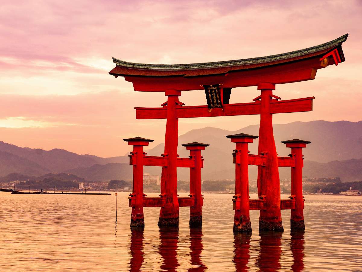 夕日に映える厳島神社の大鳥居(現在は改修工事中でございます。)