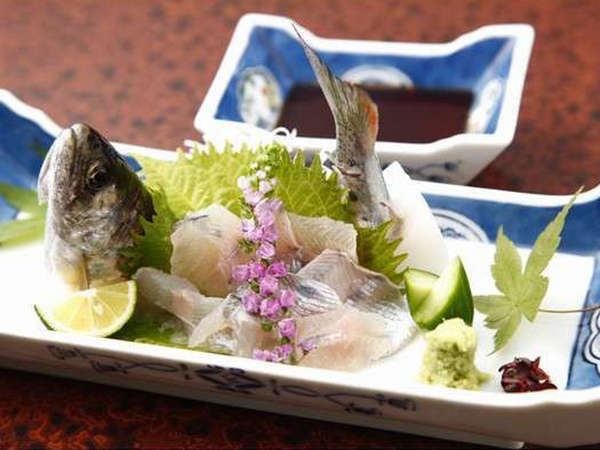新鮮な川魚のお造り。鮎やアマゴなど季節の魚をご賞味下さい