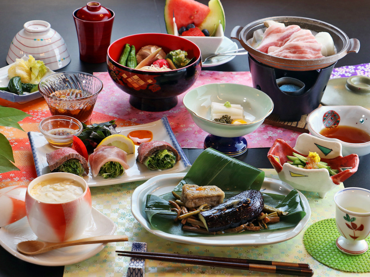 【夕食コース一例】地元食材と山菜を丹念にアレンジした和洋折衷創作料理をお召し上がりください。