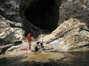 遊歩道、中ほどには洞窟があり洞窟前には温かい小魚風呂がありご一緒にどうぞ