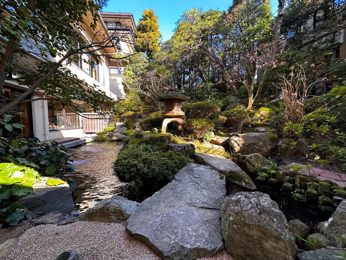 【日本庭園】 春夏秋冬それぞれに違った表情を見せてくれます。「深呼吸の旅」を白石家で感じてください。