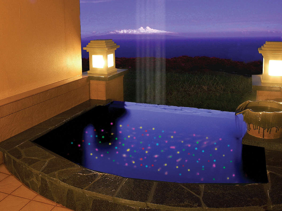 貸切風呂一例（露天風呂）。南国風洞窟露天風呂。水中光が七色に輝く幻想的なお風呂です。