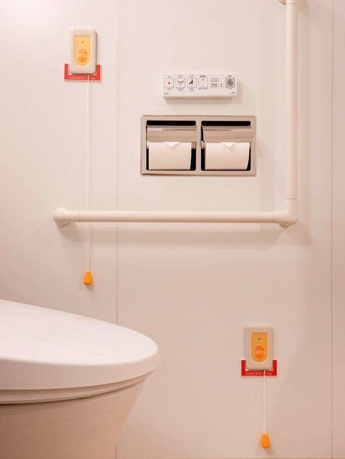 【からくさホテル TOKYO STATION】アクセシブルルーム（最大２名・22.3平米）のバスルーム（トイレの手すり）