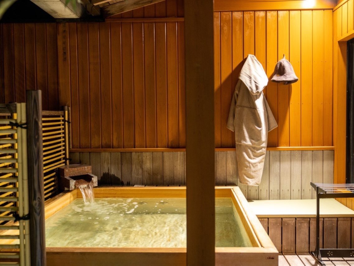 ≪505号室≫2022年8月リニューアルオープン24時間適温に保たれた特注桧の露天風呂　温泉ではございません