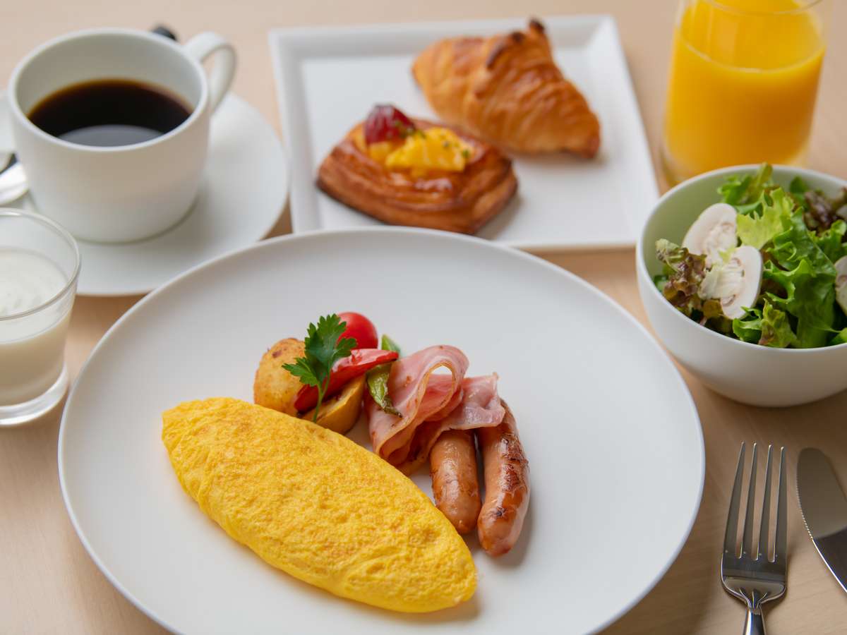 コーヒー、パン、卵料理、サラダなどのシンプルなご朝食