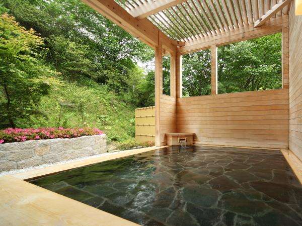 露天風呂や大浴場で由加の温泉をお愉しみ下さい。