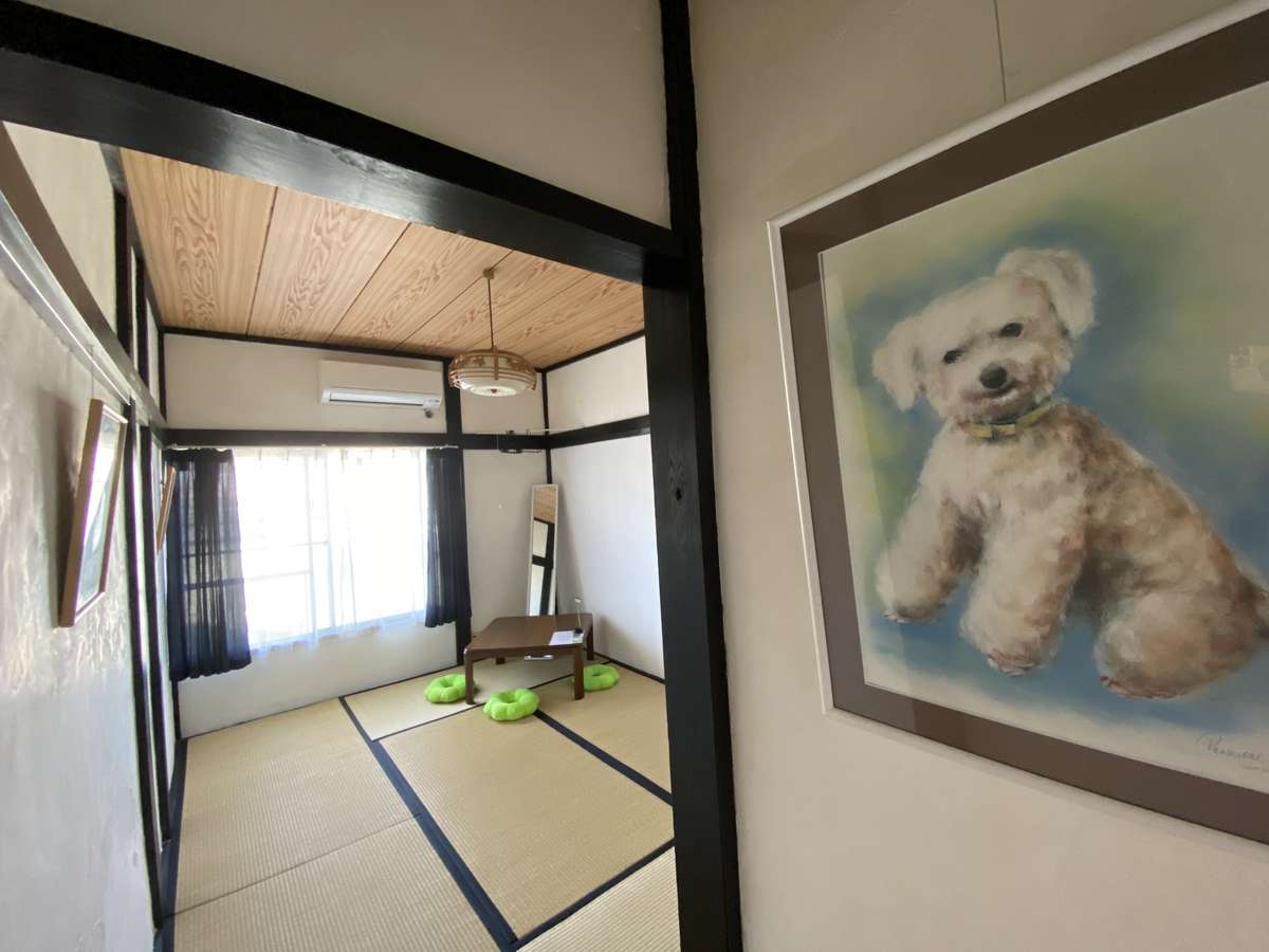 A:漆喰の壁に犬の肖像画を楽しめます。