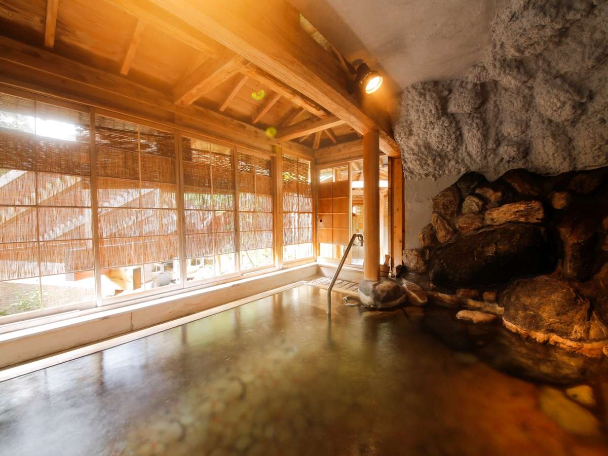【左の湯】投入堂洞窟(なげいれどうどうくつ)風呂　※かけ流し風呂