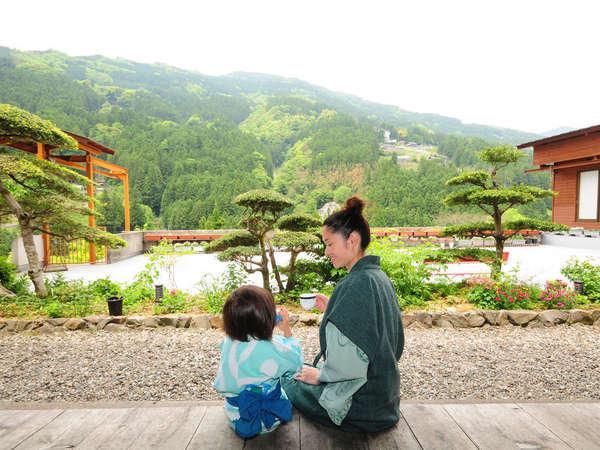 まぶしい緑と、四季の花々が彩る美しき渓谷。いつか見た日本の原風景がここに。