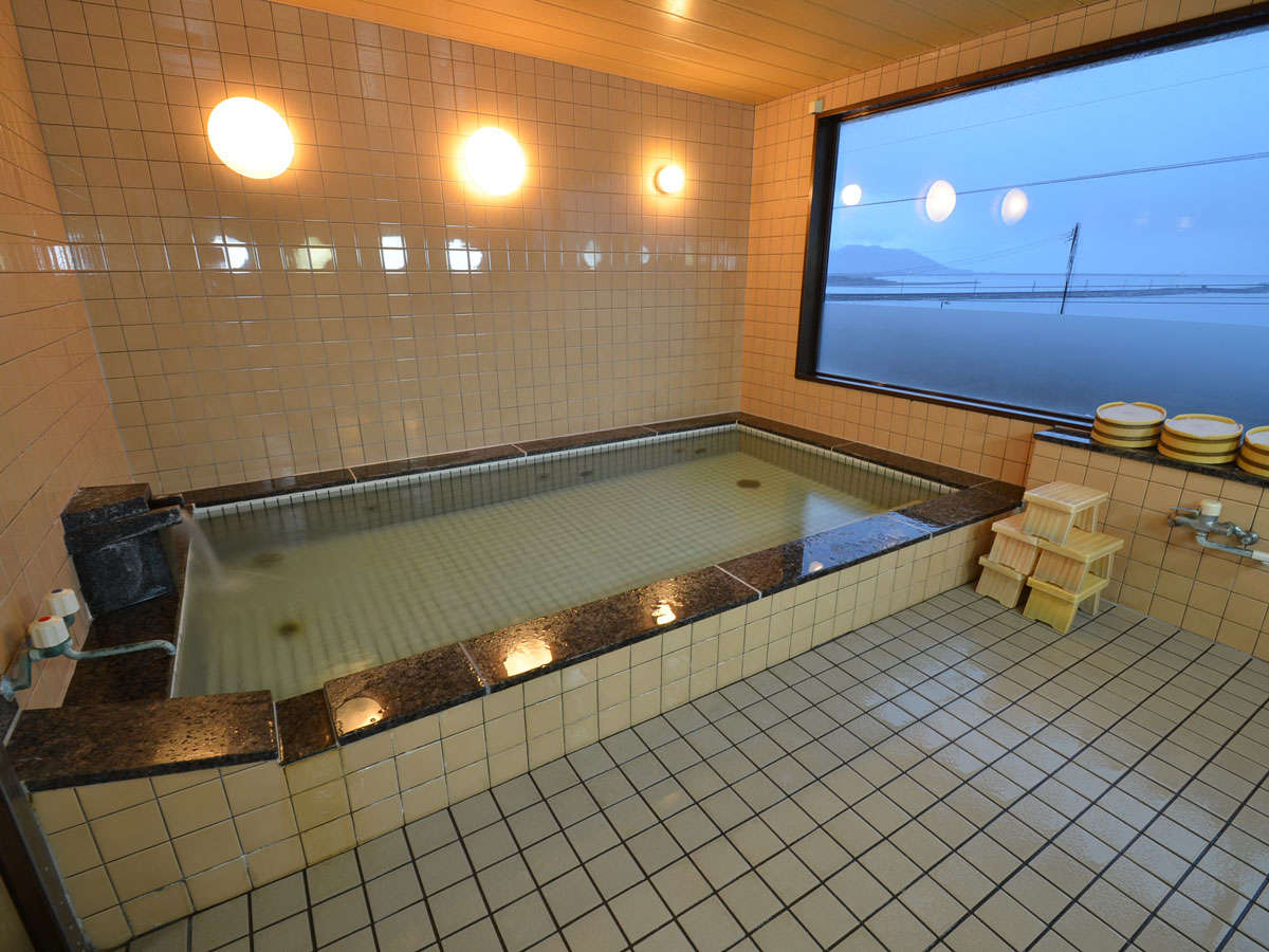 最上階にある浴室(男性用)。24時間入浴ＯＫ。おススメは日本海を一望できる早朝！