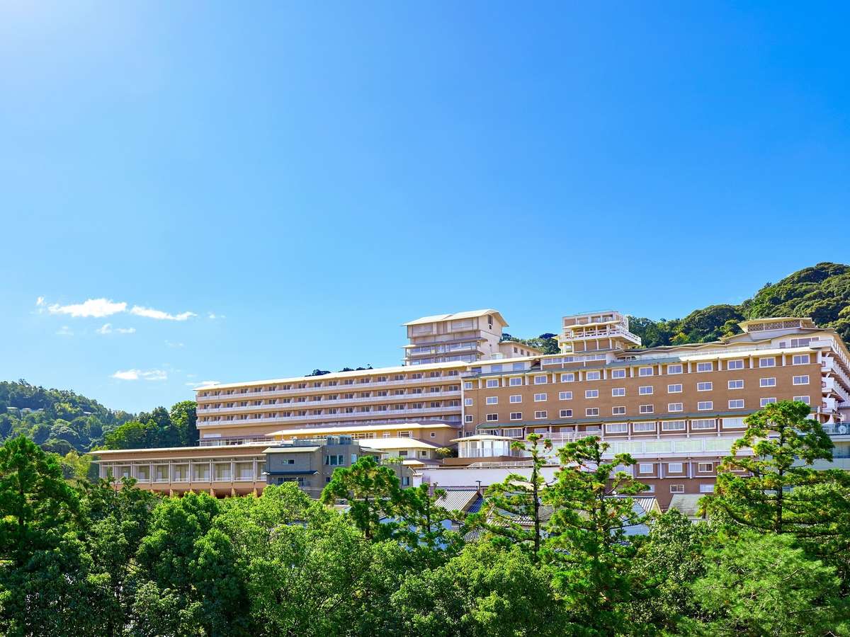 【ホテル外観】古都・東山を一望できる高台に立ち、豊かな自然に恵まれたホテル。