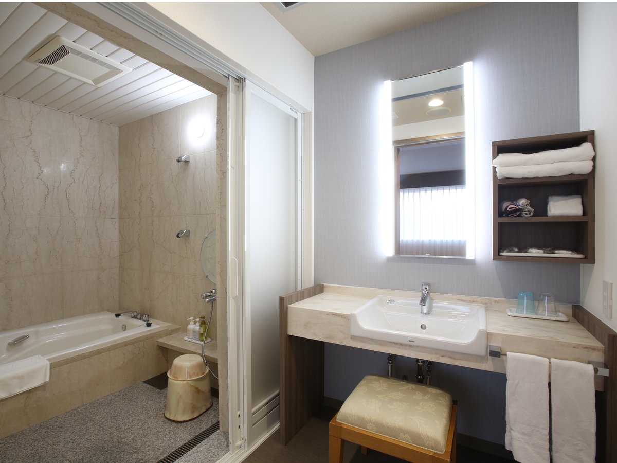 【KKRホテル金沢 KKR Hotel Kanazawa】ユニバーサルツイン（最大４名・47.7平米）バスルームと洗面所